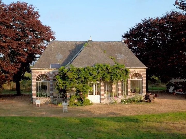 Escape to the Chateau on TV Channels and schedules TV24.co.uk